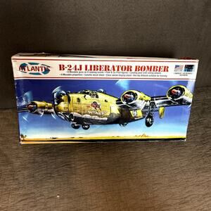 NEW Atlantic B-24J Libertor Bomber Model Airplane Kit